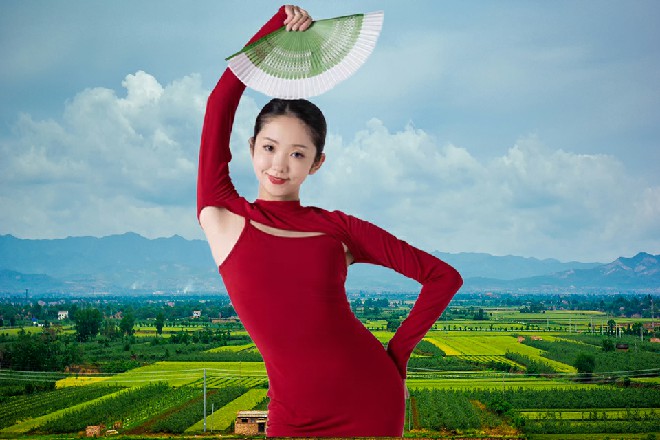 诺曦S落回到水中，直接从下面一掌打在潜水艇的底部