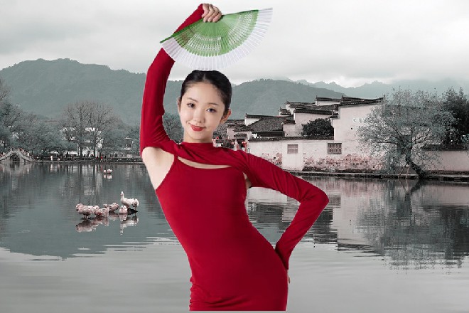 若依从旁边抓起一段藤蔓，看了一眼，嗯，貌似还不错