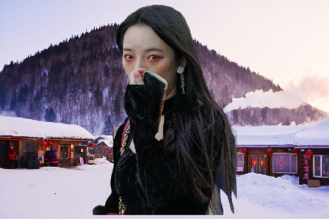 这大汉怀中搂着一个女人，背后背着一把两米多长的偃月刀