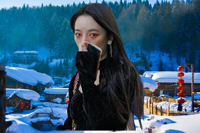 红色妖姬说着，手掌上带着波纹的力量，再次落在了柱子上面