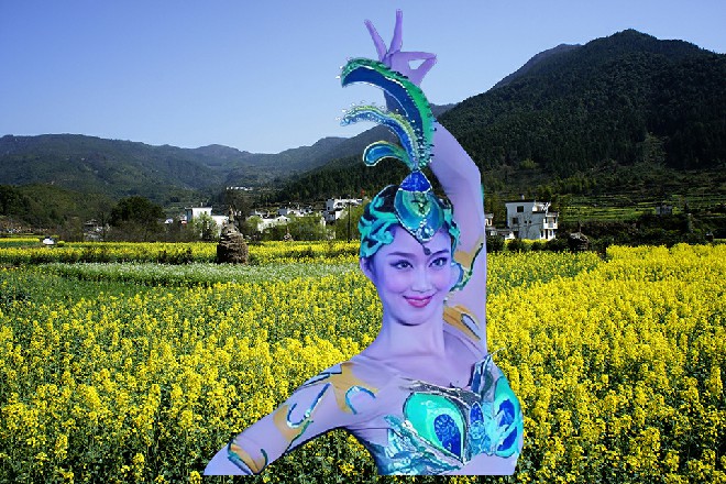 但华山剑打在他的身上，却发出当的一声，直接被弹飞