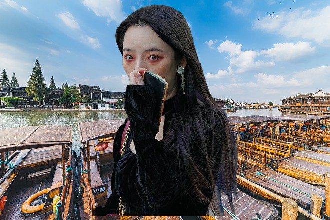 而龙枭涯也一跃而起，在空中一脚向着诺曦S砸了下来