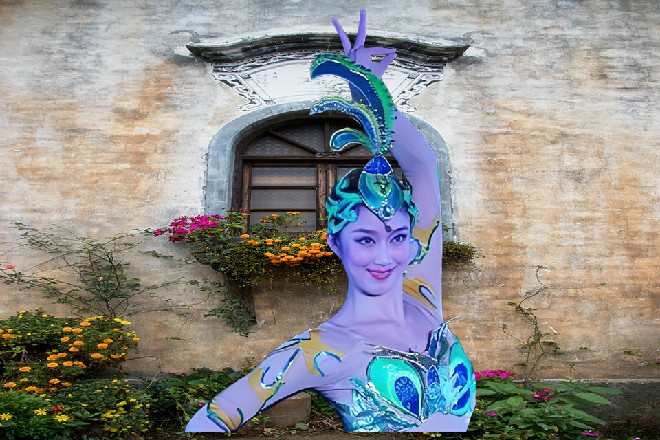 张大夫不情愿地从女尸身上爬下来，然后扯着嗓门喊道