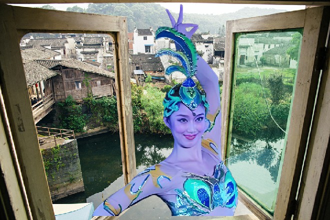 这丫头咋了，今天吃错药了苏曼s像看着外星人一样看着王玥