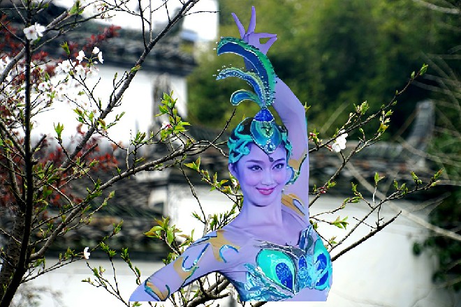 擎龙冷笑几声，不一会，本少就能让她乖乖跳入我的怀里来