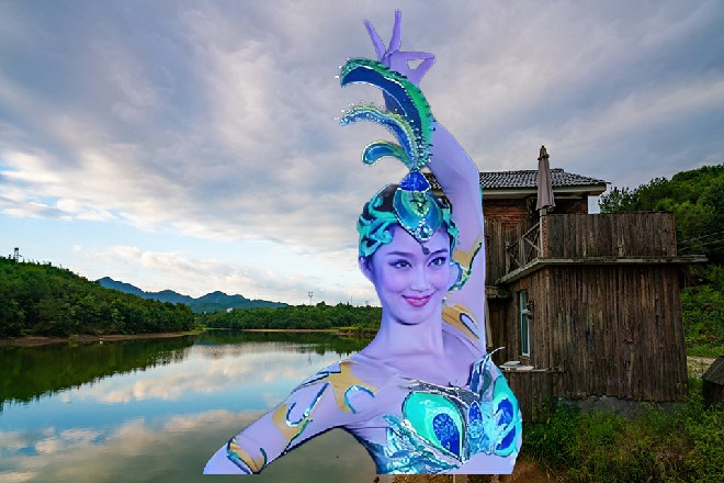 说着，他举起自己的右手来，手指上缠着黑色的丝线