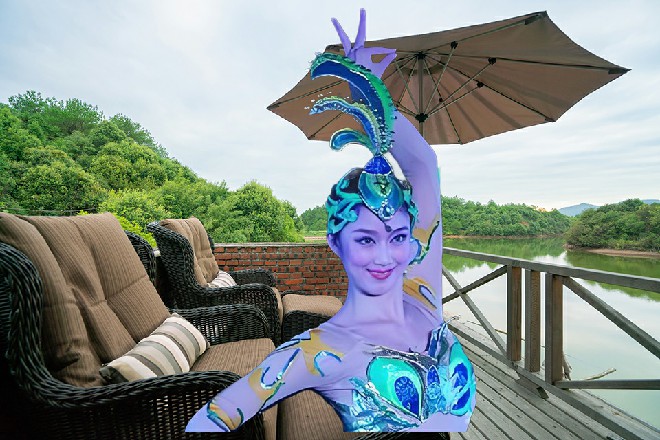 那五爪金龙扭动着身子，直接冲撞在若依落下的掌风上面