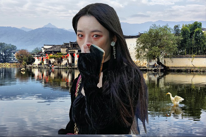 罗莉摘掉头盔，放开一头火红的长发，冷冷地注视着陈虎