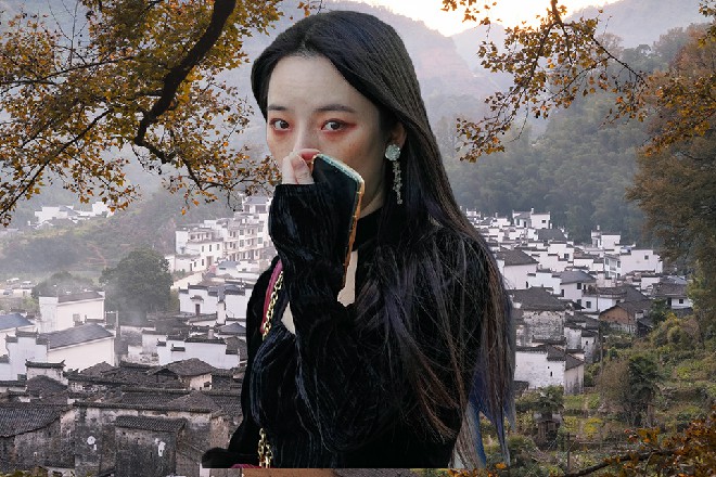 五彩的伞花在空中绽放出来，十分美丽，映着耀眼的阳光