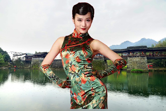 那保镖甩动甩棍，向着苏曼s当头砸了过来，出手一点不留情面