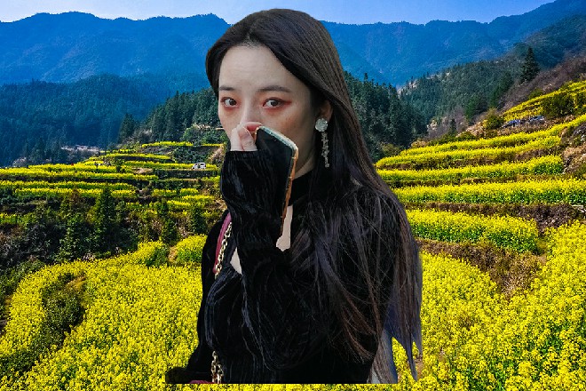 一个女子走过来，性感妖娆，金发碧眼，嘴里说着英文