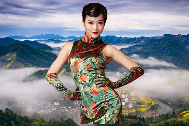 一辆白色的宝马车停在桥下，车里弹出一个秃脑袋来