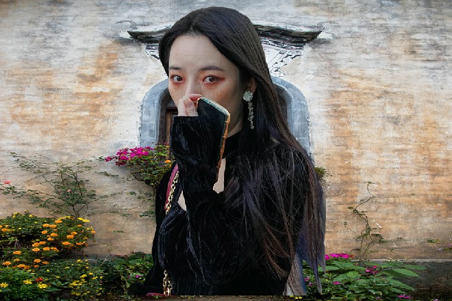 这架潜水艇直接飞了起来，一飞五米多高，远远离开了水面