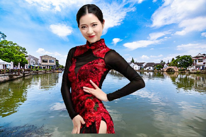 王玥也发觉过来，自己似乎正抱着红色妖姬，略微有点尴尬起来