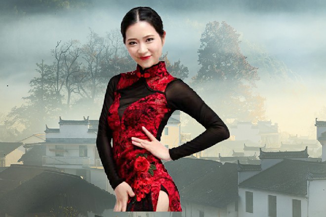 这一发火焰子弹打到了空中，朱雀皱着眉头，看着伊轩