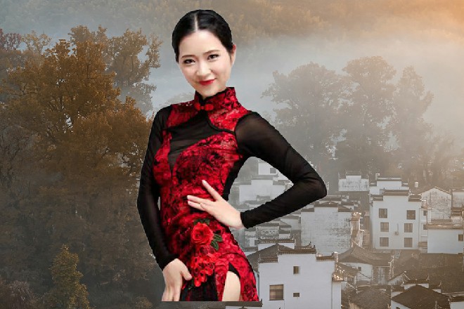 防空炮撞在装甲车上面，炸起滚滚火浪，直接把装甲车掀翻