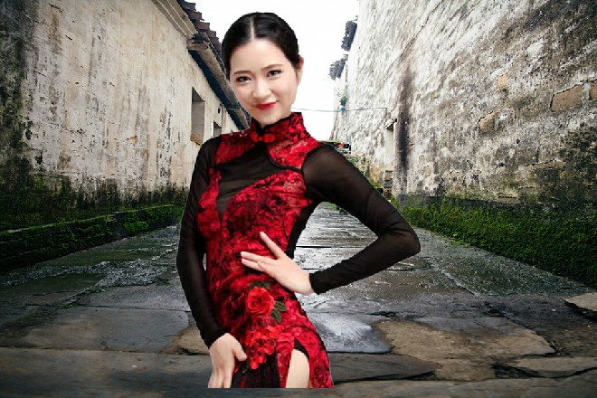 那插在地面上的大剑直接抬起来，然后瞬间向着蜂王刺过来