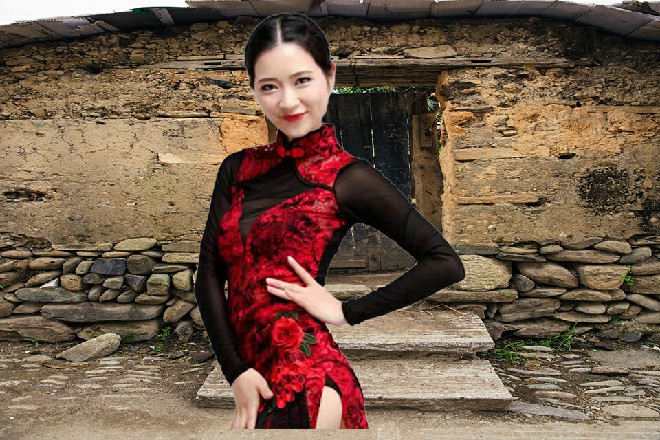 若依往前一步，手起刀落，一颗人头在鲜血中飞上天花板