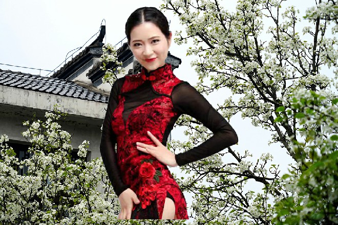 她看到服务员抱着一盆毛血旺上来，下意识地咽了咽口水