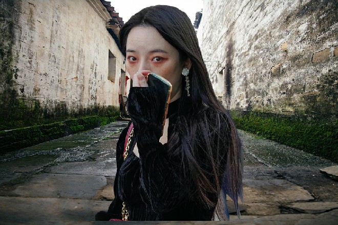 苏曼s不相信这家伙是个近视眼，莫非是自己手里提灯的问题