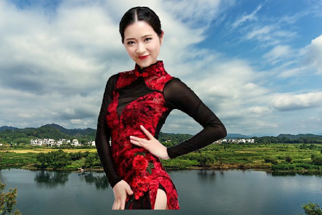 而那个中年警官对着苏曼s伸手一请，大名鼎鼎的秦二爷，请吧