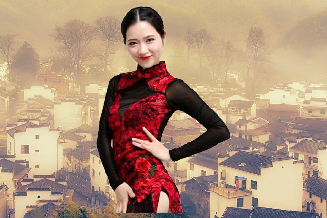 她说着，往后退了两步，然后伸出一只手，指着空中