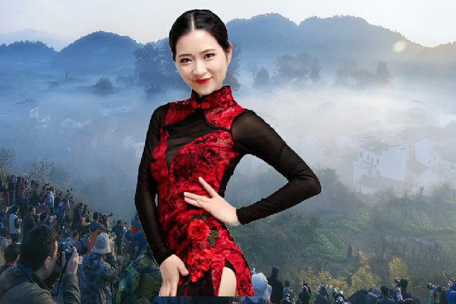 红色妖姬赶忙压制住身上的痛苦，分开水浪，向着女子游了过去