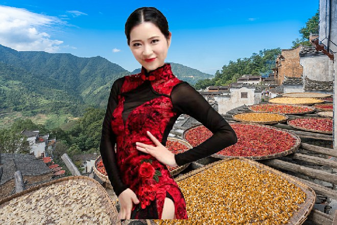 苏曼s伸出手来，从王玥的手里接过手枪，然后也丢给了老警察