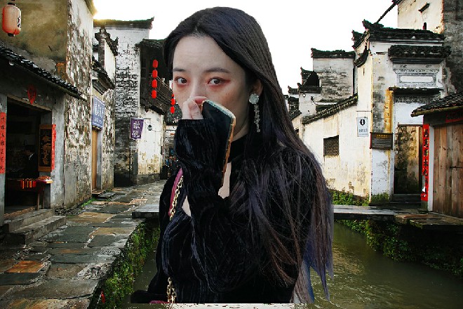 小公子手中的扇子一拍，直接把这金钟给拍到了一边