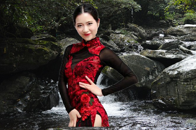 马里奥大吃一惊，低头一看，发现自己半边的衣服很完整