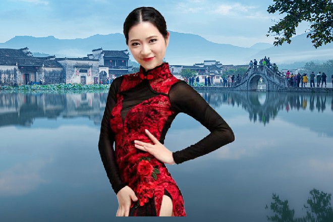 就在这时候，一个熟悉的身影，骑着电动车，停在了苏曼s身边