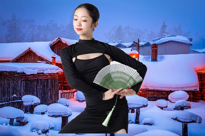 红色妖姬也点起一颗香烟来，他抽烟的姿势要比孙家良潇洒好多