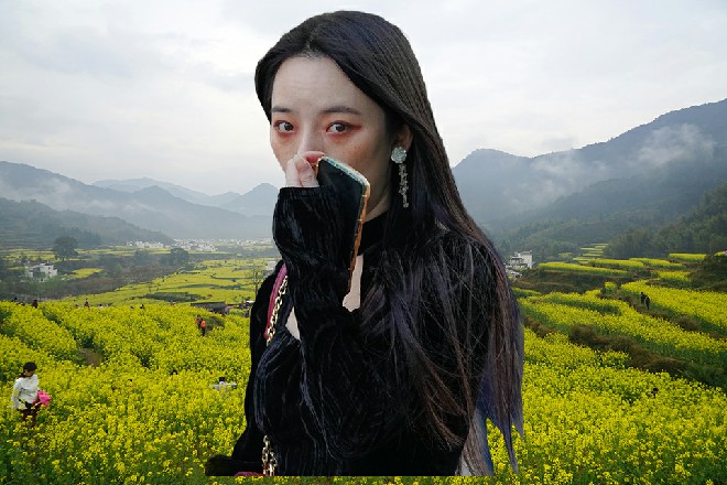 此时红色妖姬和罗芙两个人渐渐停了下来，周围开始传来了掌声