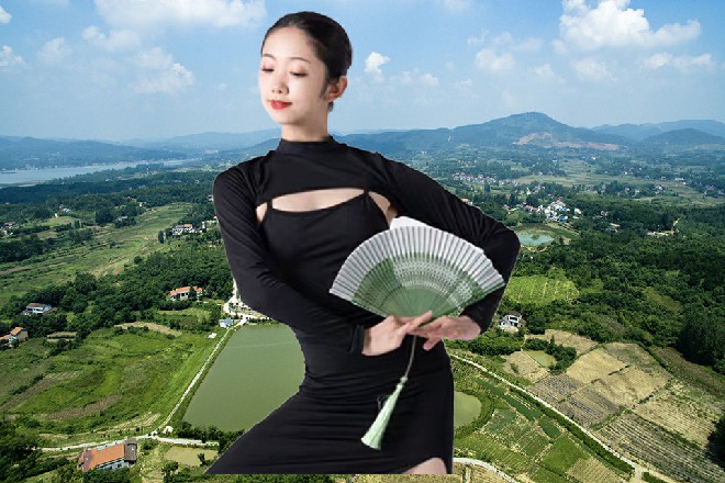 说着，荷娜从车上掏出了防毒面具，在手中得意地晃了晃