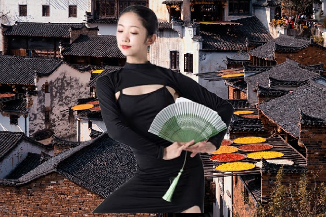 艾伦抬起头来，望着远处的堡垒，漂亮的眉黛跟着皱了起来