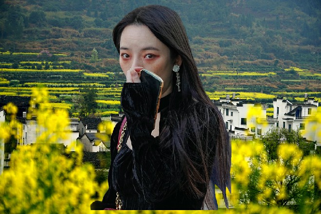 罗芙直接横起手中的无双剑，剑锋抵在了伊轩的脖子上