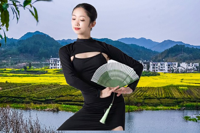 伊轩说着，连续冥步外加空翻，不断地躲开红色的雷鞭