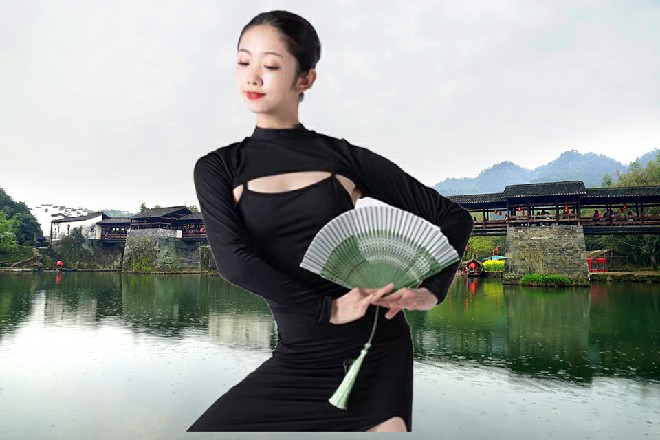 刀身是暗红色，十分漂亮，云纹刀刃，如同燃烧的火焰一般