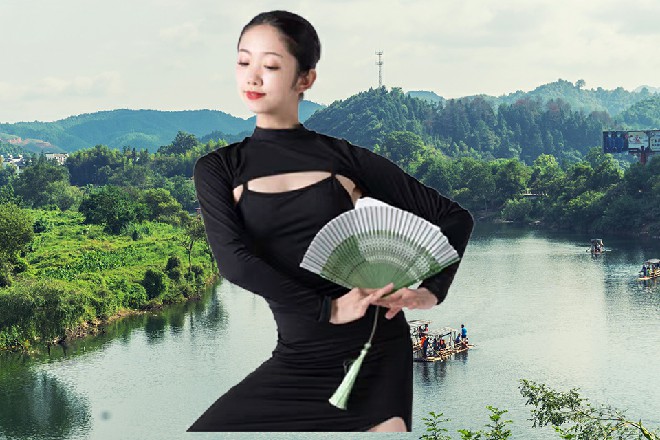 红色妖姬神情很淡然，没有了往日和秦海交手时候的那种焦躁