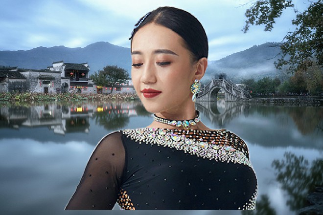 朱雀看了王玥一眼，也伸出手来，画下了朱雀的符号