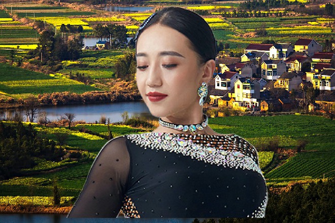 王玥脸上挂着笑意，而且不只是我，恐怕有人更欢迎呢，对吧