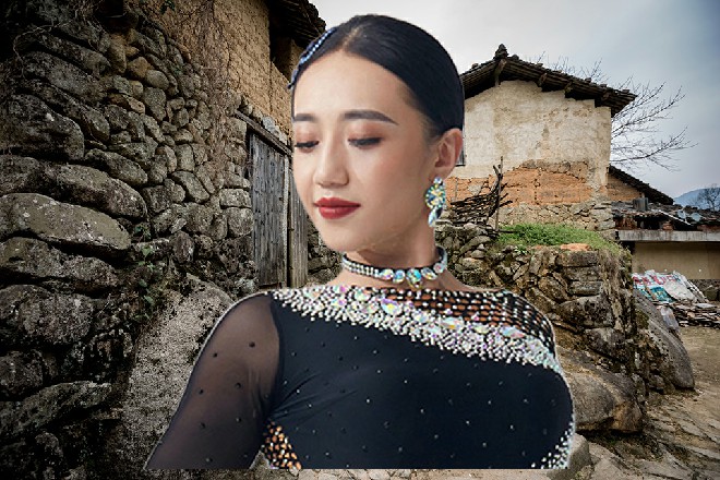 红色妖姬高深莫测地说道，苗甜切了一声，去给红色妖姬挑衣服去了