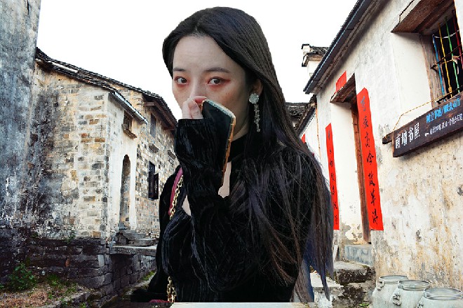 耀眼的金光爆发，秦海不为所动，反而是苏曼s被震退了一步