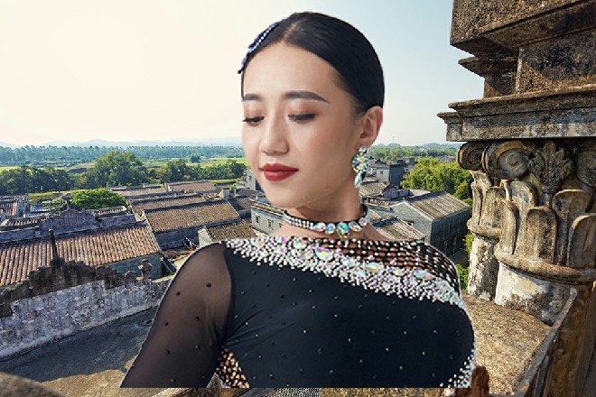 红色妖姬也点起一颗香烟来，他抽烟的姿势要比孙家良潇洒好多