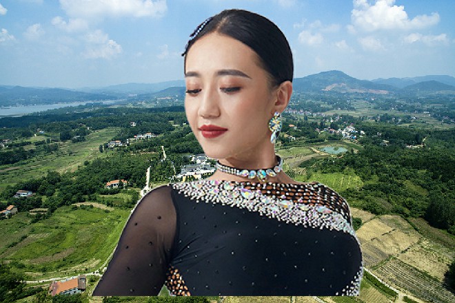 若依说着，护体罡气也打开来，站在那里凝视着草薙上司