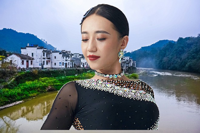 一株地狱蔷薇把巨口对准了伊轩，然后呼啸着冲了过来