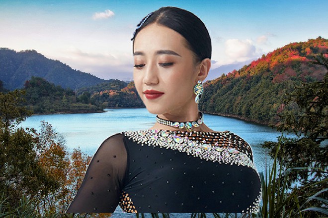 很多人直接被这气浪震得趴到在地上，头晕耳鸣，七窍流血