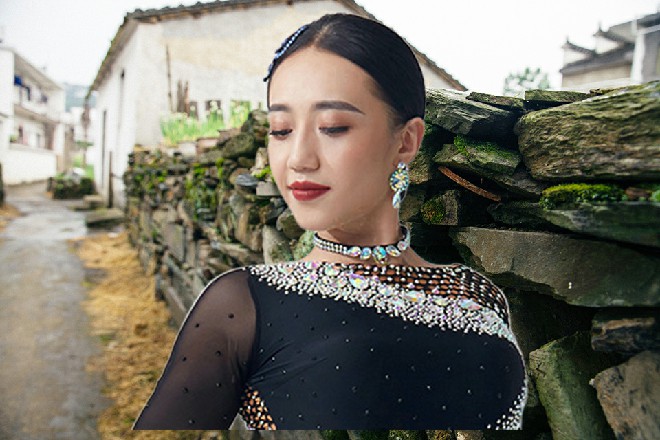 不过虽说什么仇什么怨，这两位姑娘的泳装倒是真心不错