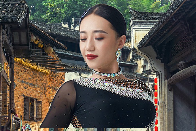 青梅一伸手，把旁边侍卫身上的佩剑摘了下来，丢给了红色妖姬