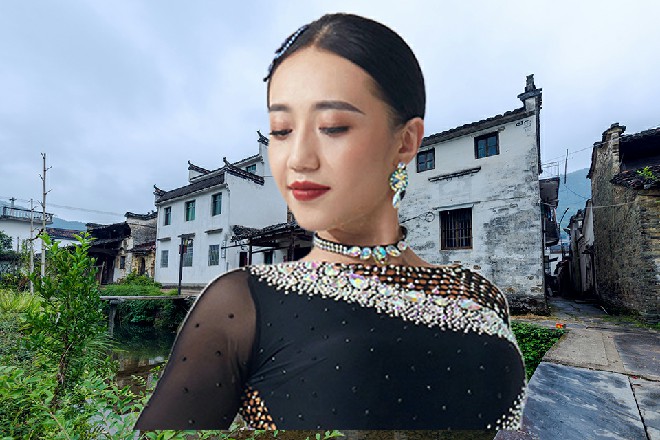 管家吩咐一声，手下的保镖立刻把这个人给拘捕起来